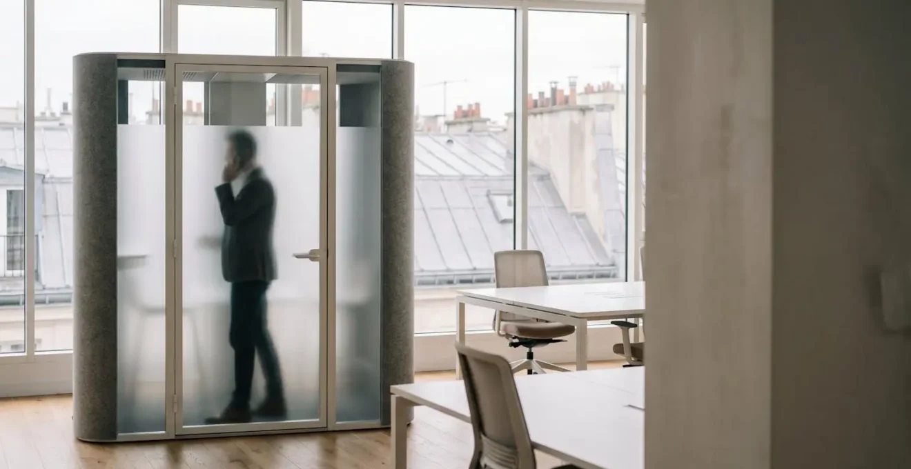 Cabine acoustique moderne installée au sein d'un open space de bureau français pour permettre des appels confidentiels