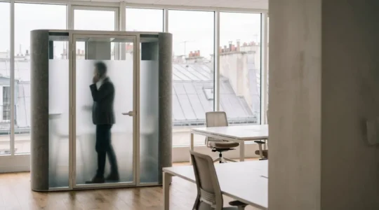 Cabine acoustique moderne installée au sein d'un open space de bureau français pour permettre des appels confidentiels