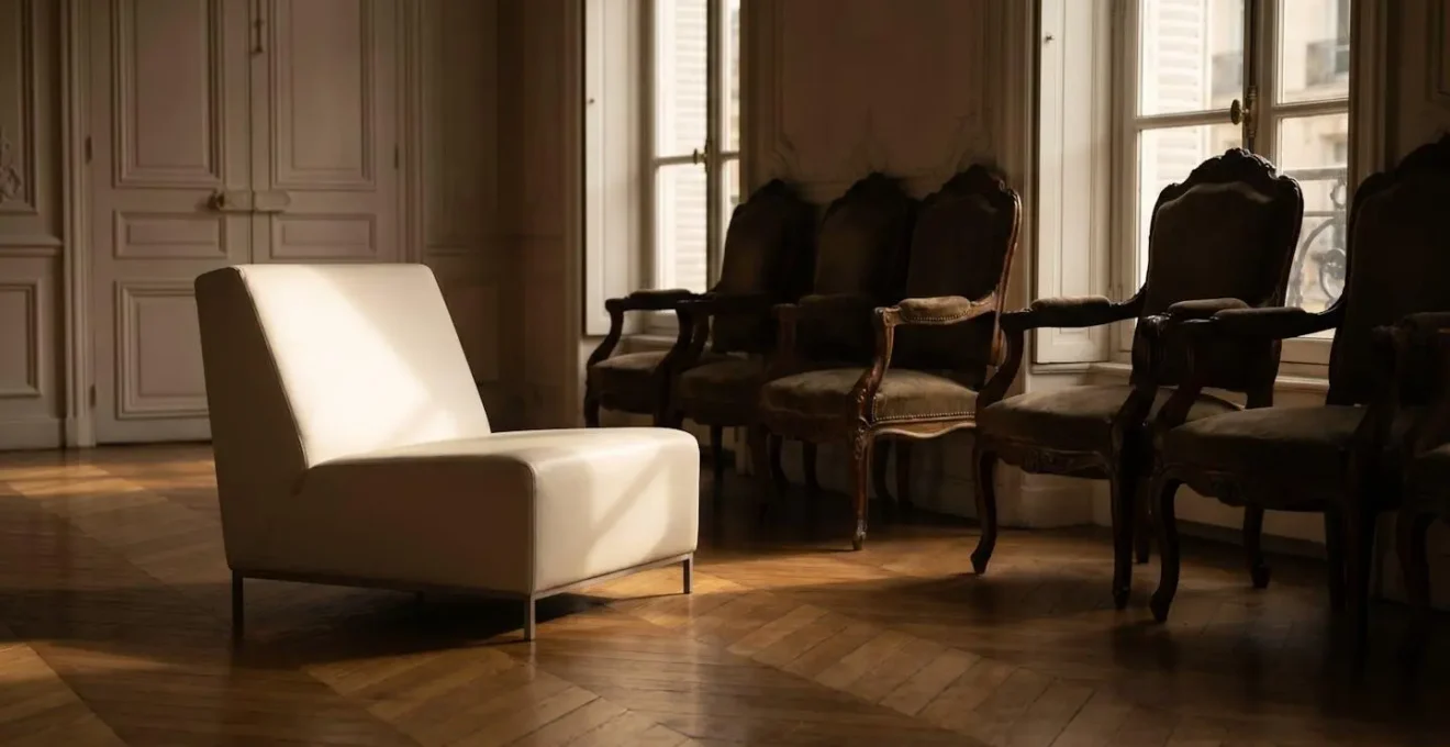 Un siege contemporain illumine se distinguant parmi une rangee de fauteuils anciens dans un salon d'architecture francaise, symbolisant l'emergence d'un nouvel expert face a des acteurs installes depuis une decennie
